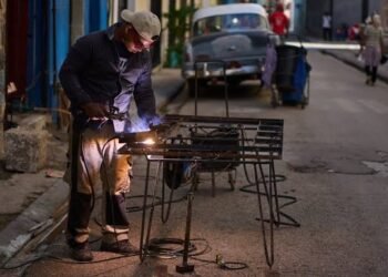 Cubans Adapt to Life Without Electricity as Oil Blockade Persists