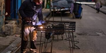 Cubans Adapt to Life Without Electricity as Oil Blockade Persists