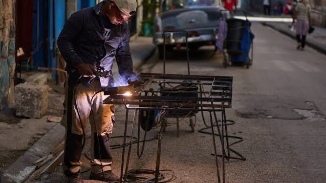 Cubans Adapt to Life Without Electricity as Oil Blockade Persists