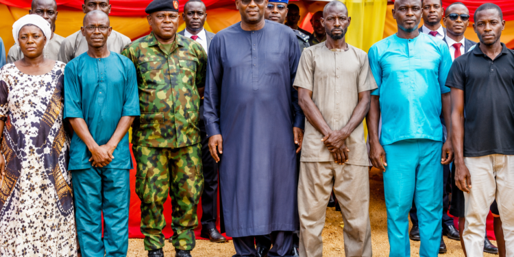 BREAKING: Gov AbdulRazaq Meets Freed Woro Abductees