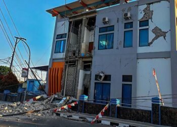 Powerful Indonesia Quake: Rescuers Search Rubble for Survivors