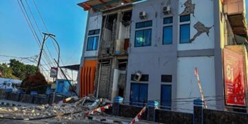 Powerful Indonesia Quake: Rescuers Search Rubble for Survivors