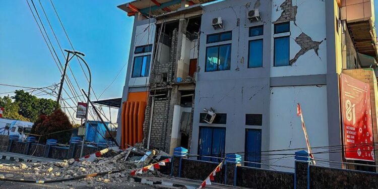 Powerful Indonesia Quake: Rescuers Search Rubble for Survivors