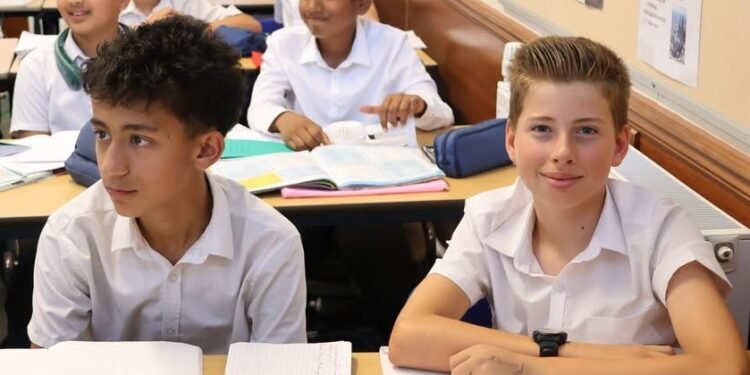 France Extends School Phone Restrictions as Secondary Students Return to Class