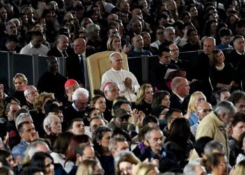 Pope Leo XIV Praises Young People at Huge Paris Mass