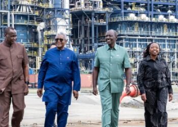 Kenya President William Ruto (2nd-R) and President of the Dangote Group, Aliko Dangote (3rd-L) at Dangote Refinery (X/@WilliamsRuto)