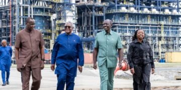 Kenya President William Ruto (2nd-R) and President of the Dangote Group, Aliko Dangote (3rd-L) at Dangote Refinery (X/@WilliamsRuto)