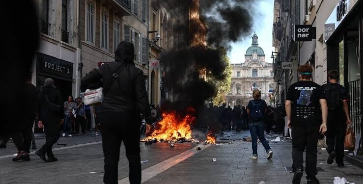 France Protests Draw Hundreds of Thousands as 70,000 Police Are Deployed